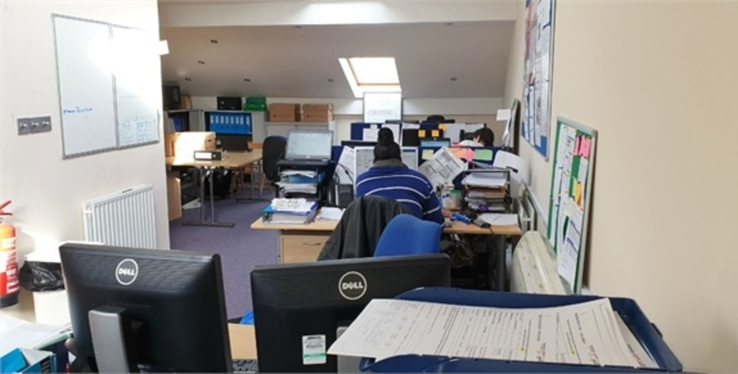 Office B1 use for rent\n\nalexandra park is pleased to offer this modern office B1 use for rent above Solicitor's office which is on second floor & a Mezzanine above with a share ground floor reception area. Wc facility on second floor. Kitchenette o...