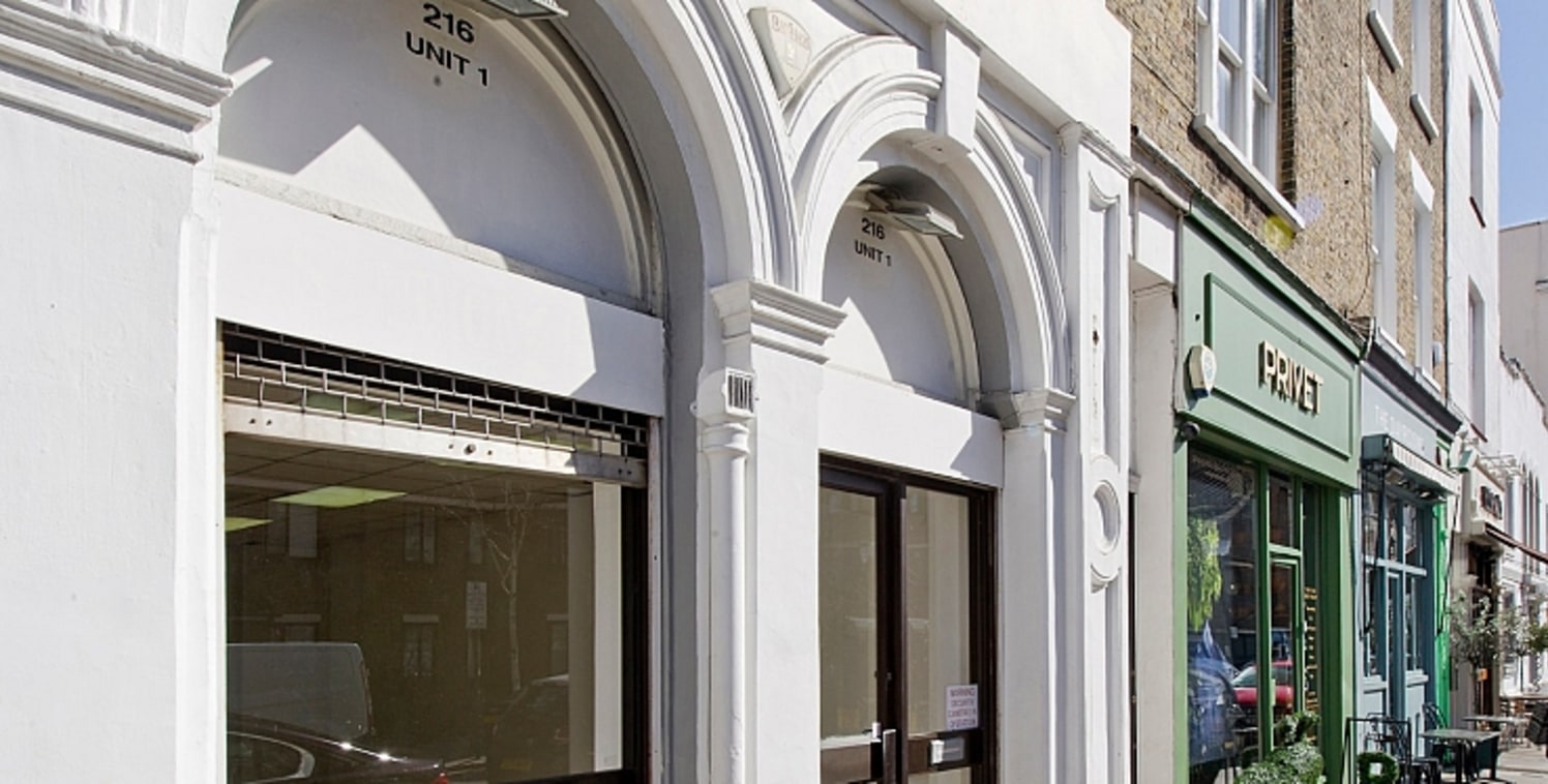 A LOCK UP SHOP (A1) IN CENTRAL NOTTING HILL ADJACENT TO PORTOBELLO MARKET\n\nOverview\n\nTo Let\n\nThe part glazed frontage is framed by attractive twin Roman arches, which lead to an open plan retail area and under stair W/C. The retail area has dro...