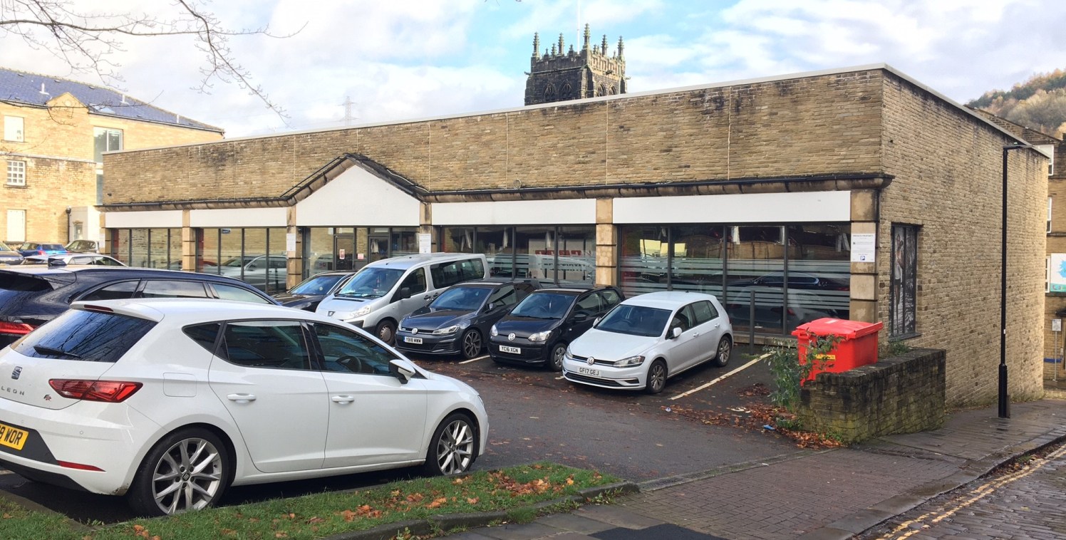 The property comprises a single storey standalone retail unit of steel frame construction being stone clad but with full glazed retail frontage under a pitched, plastisol coated metal decking insulated and underdrawn roof.

Formally used as a gym the...