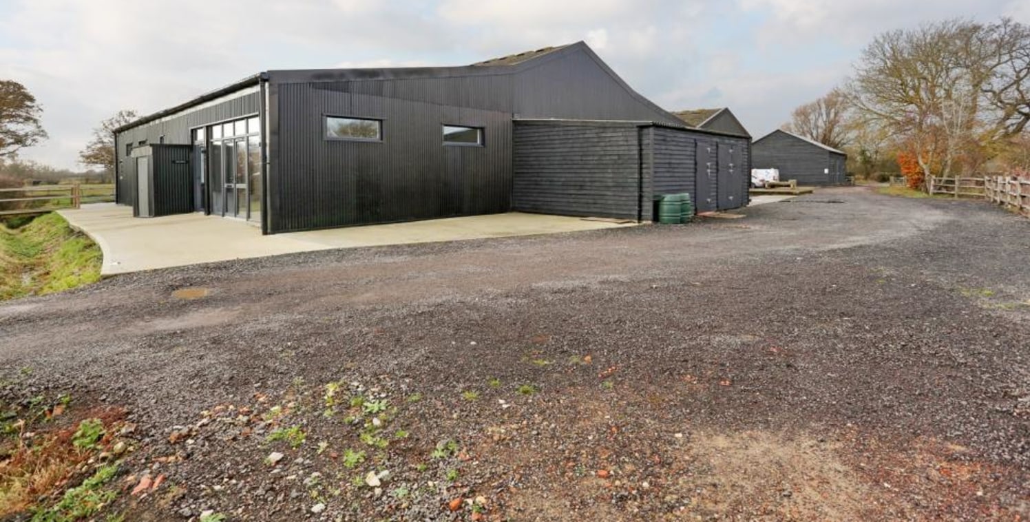 New build rural offices/studios/treatment room with car parking with Broadband (Fibre available) and air conditioning.