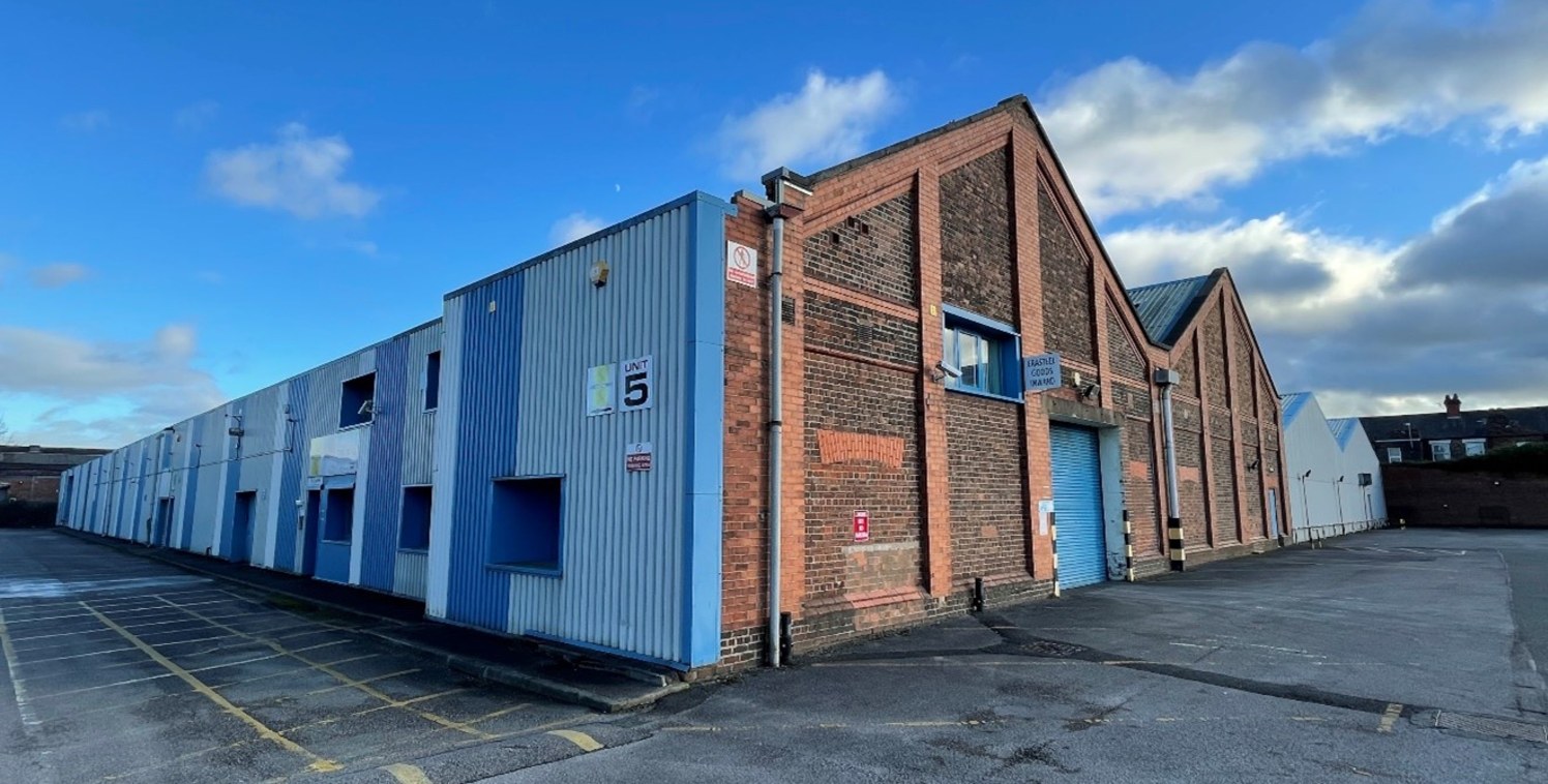 A substantial open plan industrial unit offered by way of sub lease and available for upto 4 years until March 2025.

The unit is formed by two main bays and is constructed of a steel truss frame with northern facing roof lights, which provide excell...