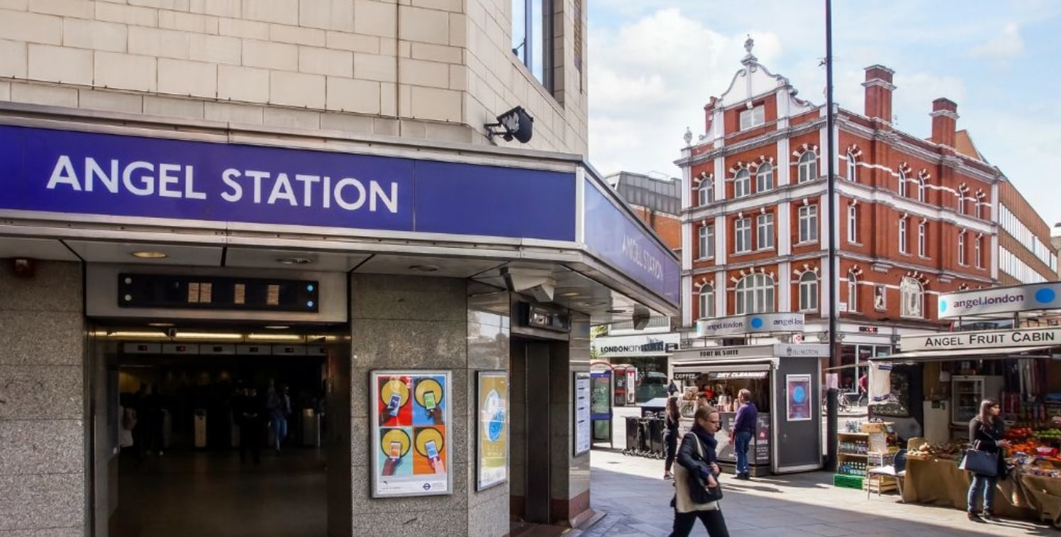 Located in a busy retail parade, midway between Islington Green and Gaskin Street, diagonally opposite the junction with Theberton Street. Nando's is situated immediately adjacent. Other occupiers in the vicinity include Sainsbury's Local, Everyman S...