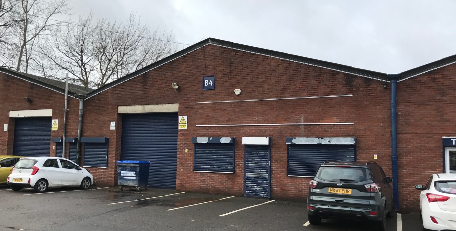 The estate comprises 11 industrial / trade counter units in two terraces. The units are of steel portal frame construction, with traditional brick block elevations. 

The unit comprises a mainly open plan warehouse, with two small offices to the grou...