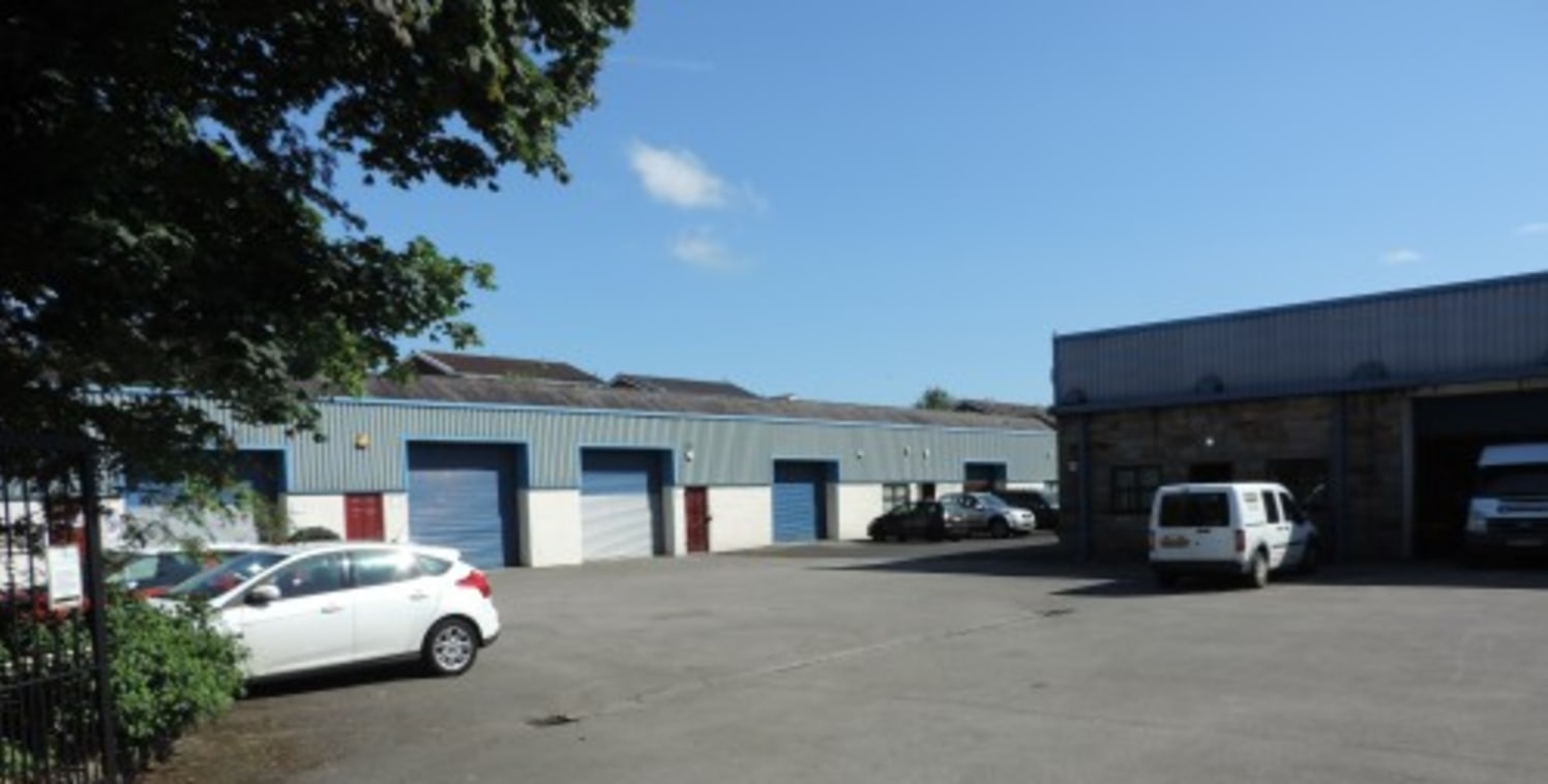 A workshop/warehouse unit in a popular village location on the outskirts of Burnley.\n\nThe property comprises of a converted Northlight Mill with a large yard for loading/car parking. The workshop only has one column in the centre of the building an...