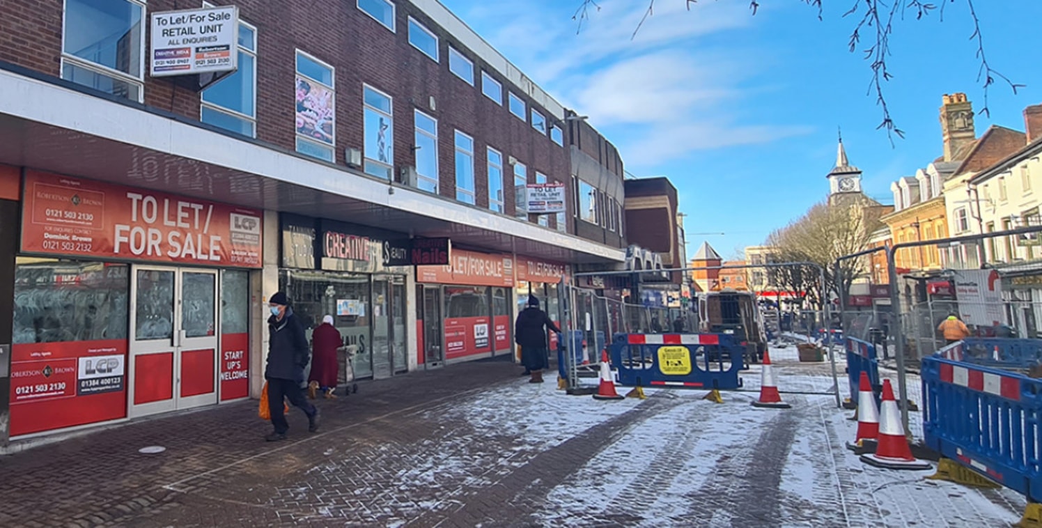 <p>Retail units situated in a prominent pedestrianised trading location in Nuneaton Town Centre opposite Debenhams department store. Nearby notable occupiers include Wilkinson and Cash Converters.</p><ul>

<li>Prominent pedestrianised trading locatio...