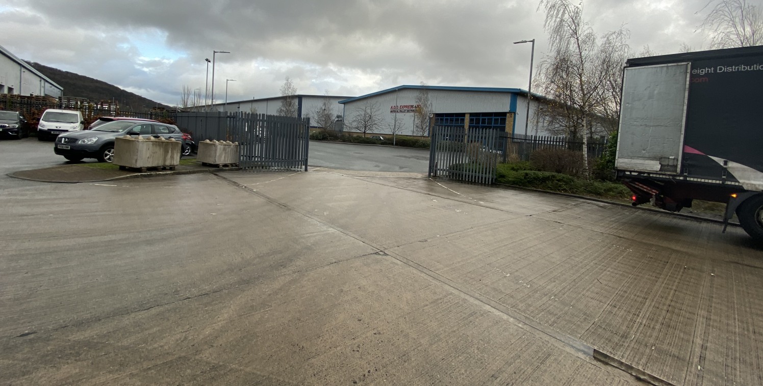 The property comprises a modern single storey clear span steel portal framed warehouse clad in insulated concrete blockwork and fair faced brick work to around 2.24m and insulated metal decking to eaves. (6.5m to underside of haunch) under an insulat...