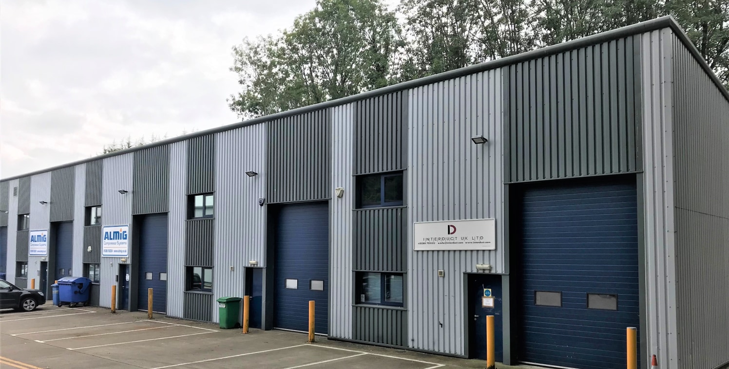 8 Top Station Road, Brackley comprises a light industrial/warehouse unit which has been fitted out as office/storage accommodation by the current tenant with a first floor mezzanine office. Fit-out of the accommodation can be agreed subject to occupi...