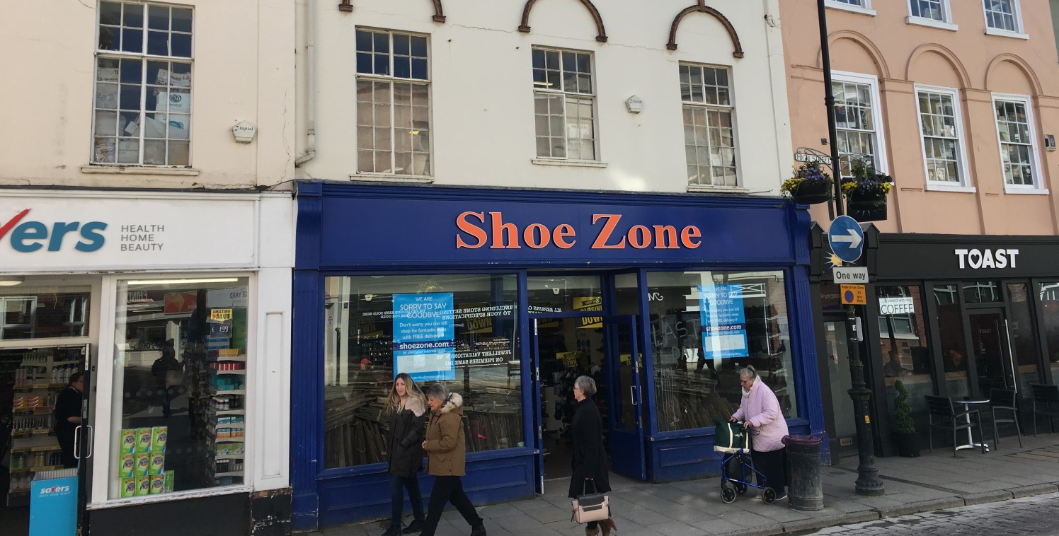 The premises comprises a ground floor retail unit that forms part of a 3 storey mid-terrace property. The property benefit's from an extensive double glazed façade fronting Bank Street. 

Internally the property offer circa 1,400 sqft of ground floor...