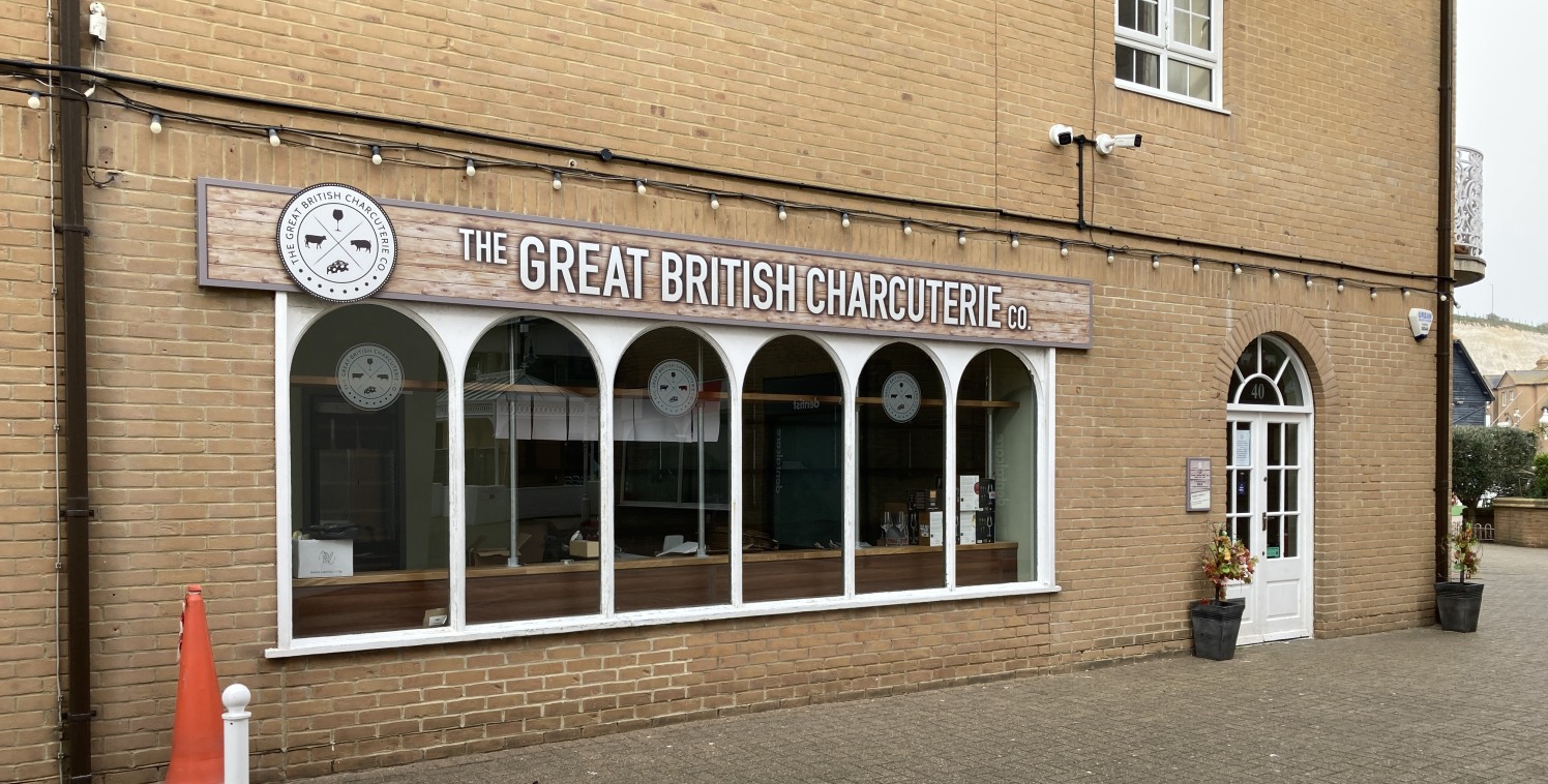 SUPERB RETAIL UNIT WITH RETURN FRONTAGE TO LET AT BRIGHTON MARINA