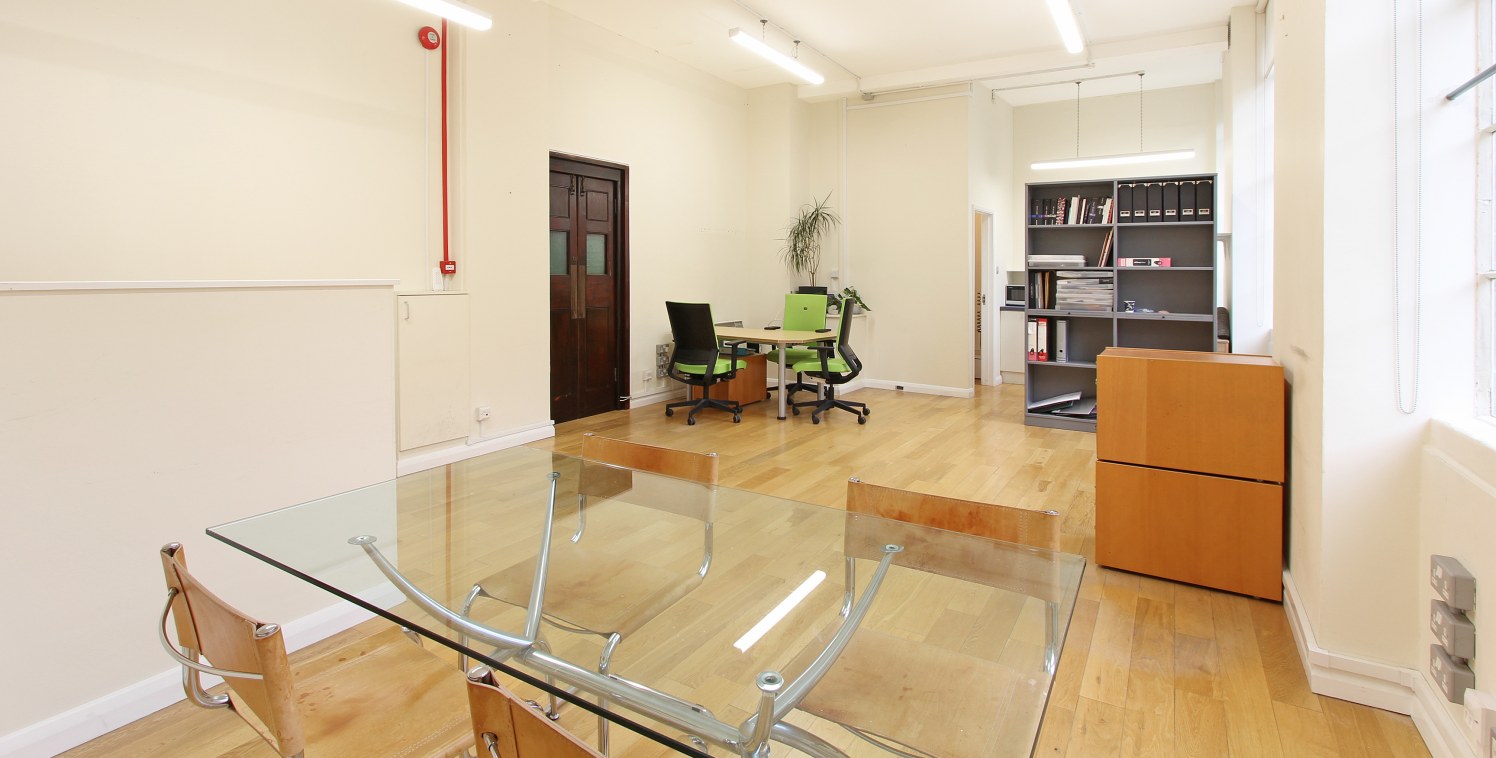 This 469 SQ FT open-plan office space is located on the raised ground floor of the Flag Store, a mixed-use character warehouse conversion. It features high ceilings, exposed brickwork and large windows looking onto Jubilee Yard courtyard. It also fea...