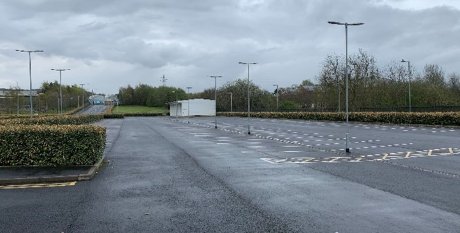 Modern distribution unit. Additional car parking / hard standing. 7 level access and 2 dock level loading doors. Cross-loading. 7m eaves height. Integral office accommodation with welfare facilities. 3 phase power and gas heating throughout. Gated en...