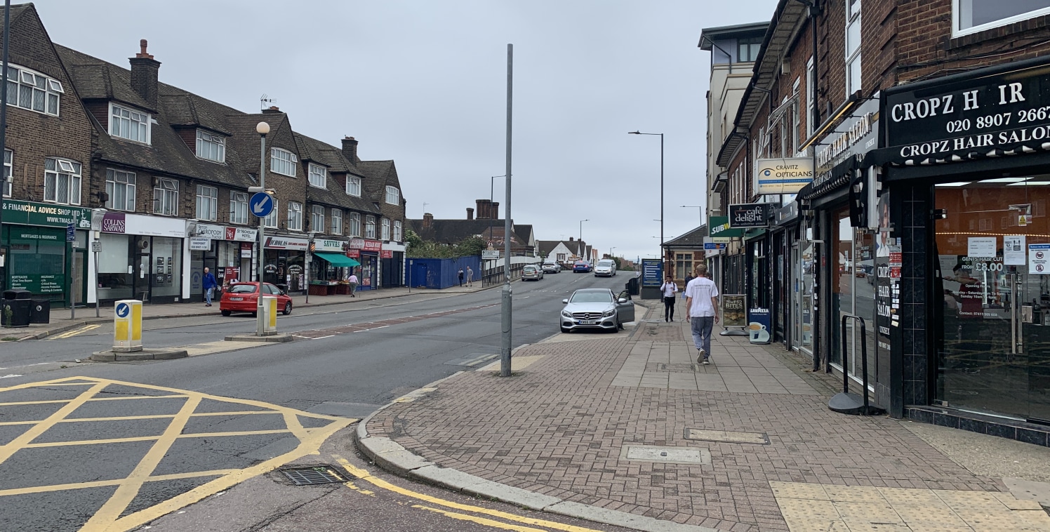 A newly refurbished lock up half shop unit located close to Kenton Mainline station (Watford - Euston Line). The property is located on the junction of the busy Kenton Road and Churchill Avenue and sits adjacent to a busy mens barbers. The unit measu...