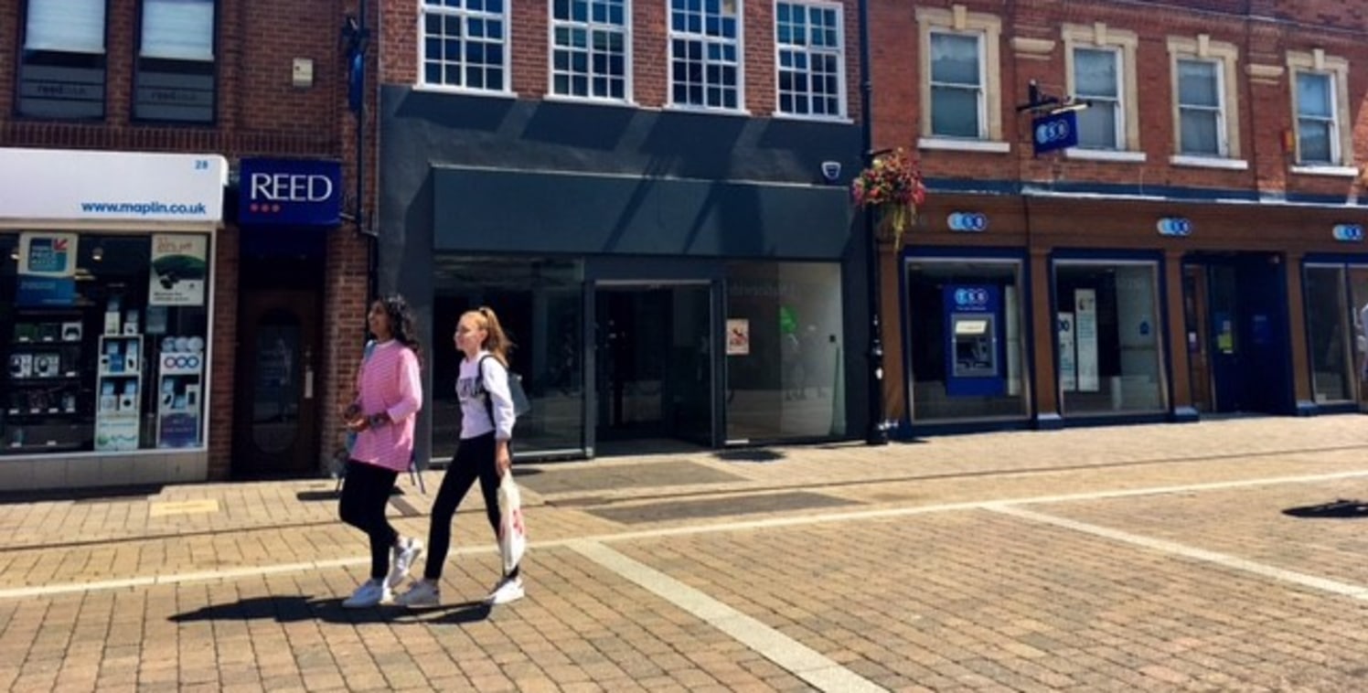 The property comprises a prime retail unit with first floor ancillary space set within Newbury's pedestrianised zone.

The ground floor comprises large sales area which includes staircase to the first floor, separate stockroom which could be part of...