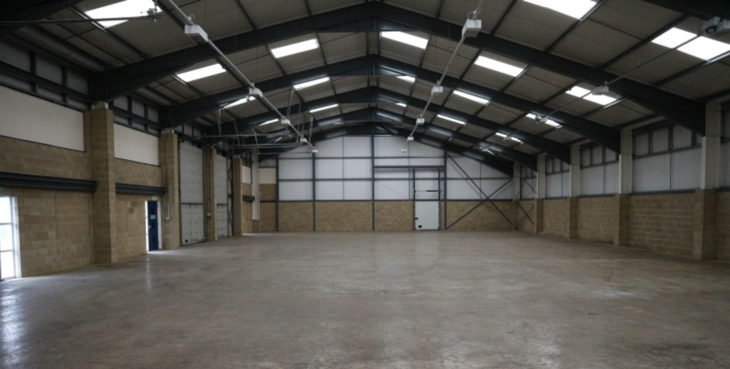 Modern industrial / warehouse with 5 loading doors and securable parking area / yard.