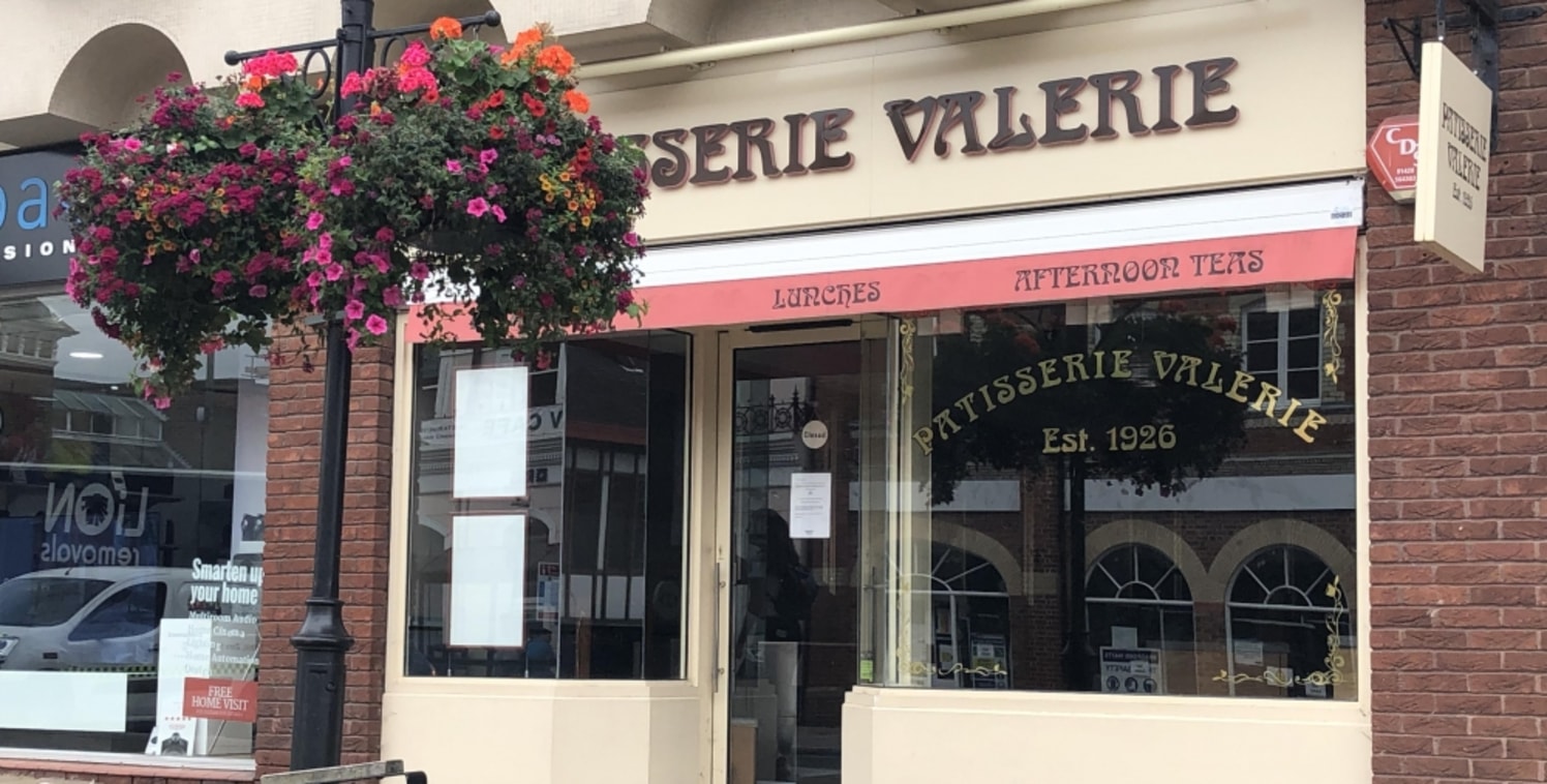 Formerly Patisserie Valerie Guildford and fitted out to an exceptional standard including suspended ceilings with air conditioning, timber floor effect, panelled & painted walls and chandelier lighting. In addition, there is a serving and island area...