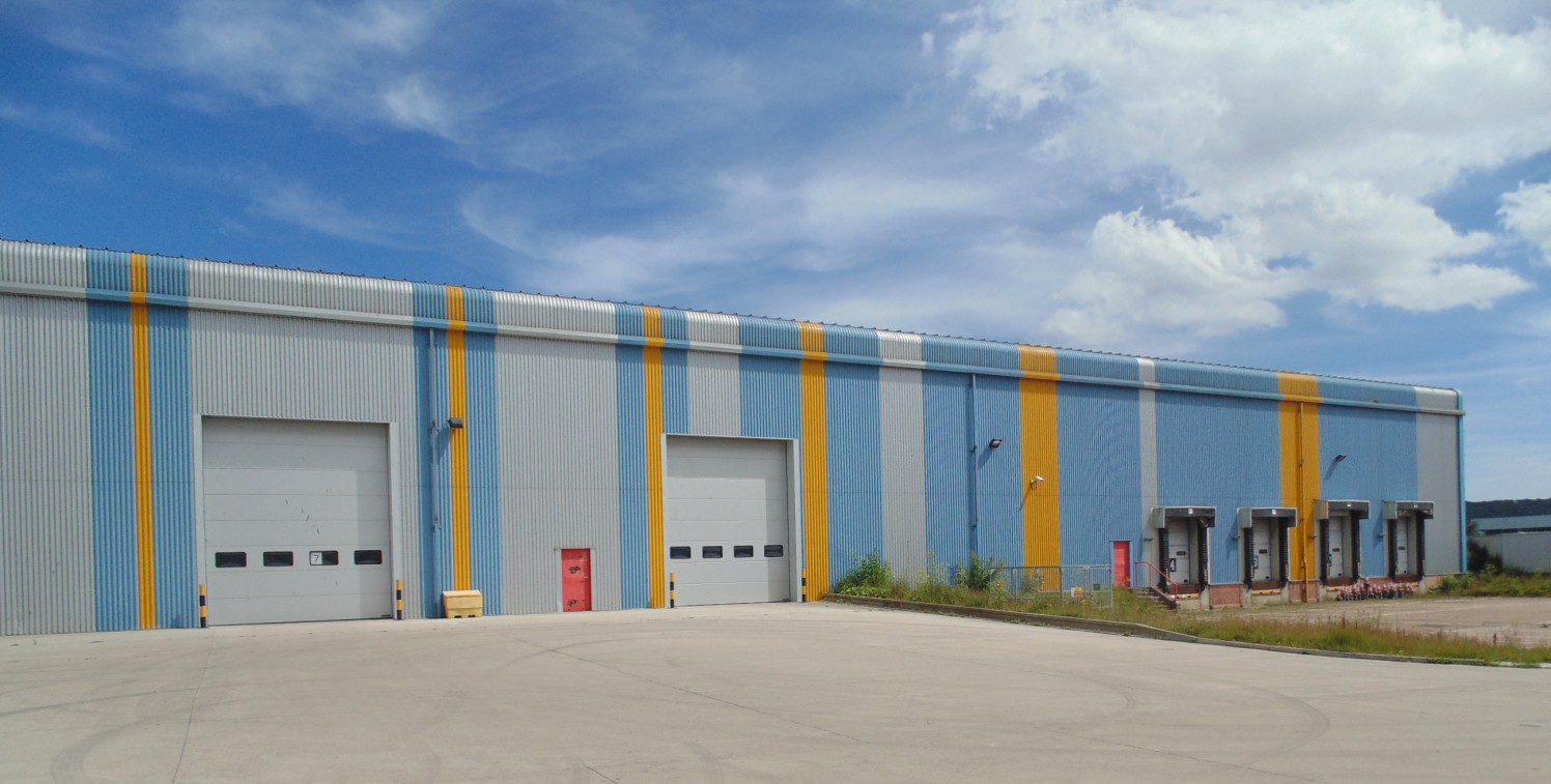 Large High Bay Warehouse/Production Unit. Cross Dock Loading. Two Storey Offices. 9m Eaves Height. Expansion Capability. 8 Docks and 3 Level Access Loading Doors.