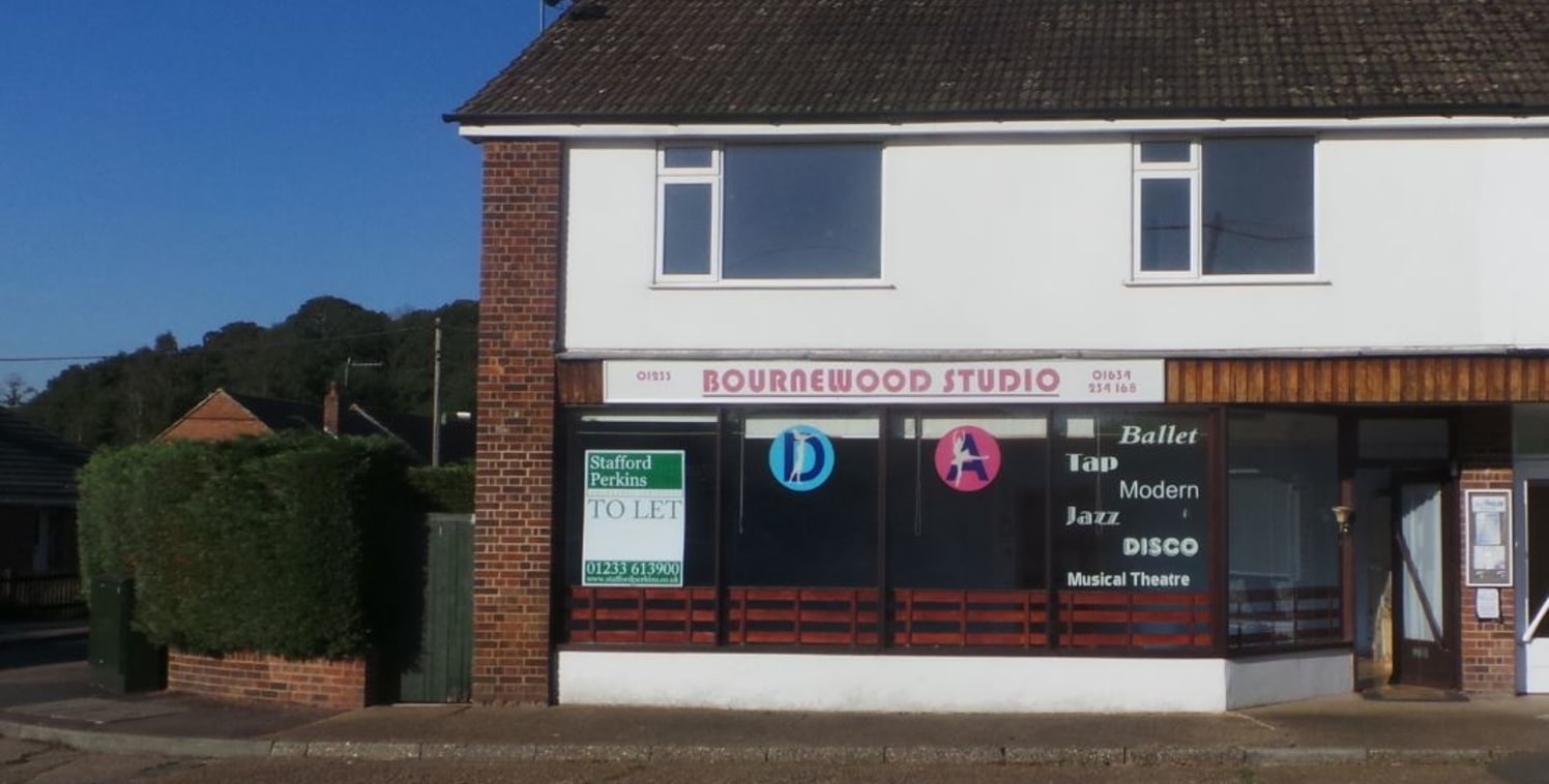 This small lock-up shop provides just under 650 sq. ft. with WC facilities. The sales area provides almost 500 sq. ft. with a storage area of close to 160 sq. ft. to the rear of the premises. It is currently trading as a dance studio, but is now suit...