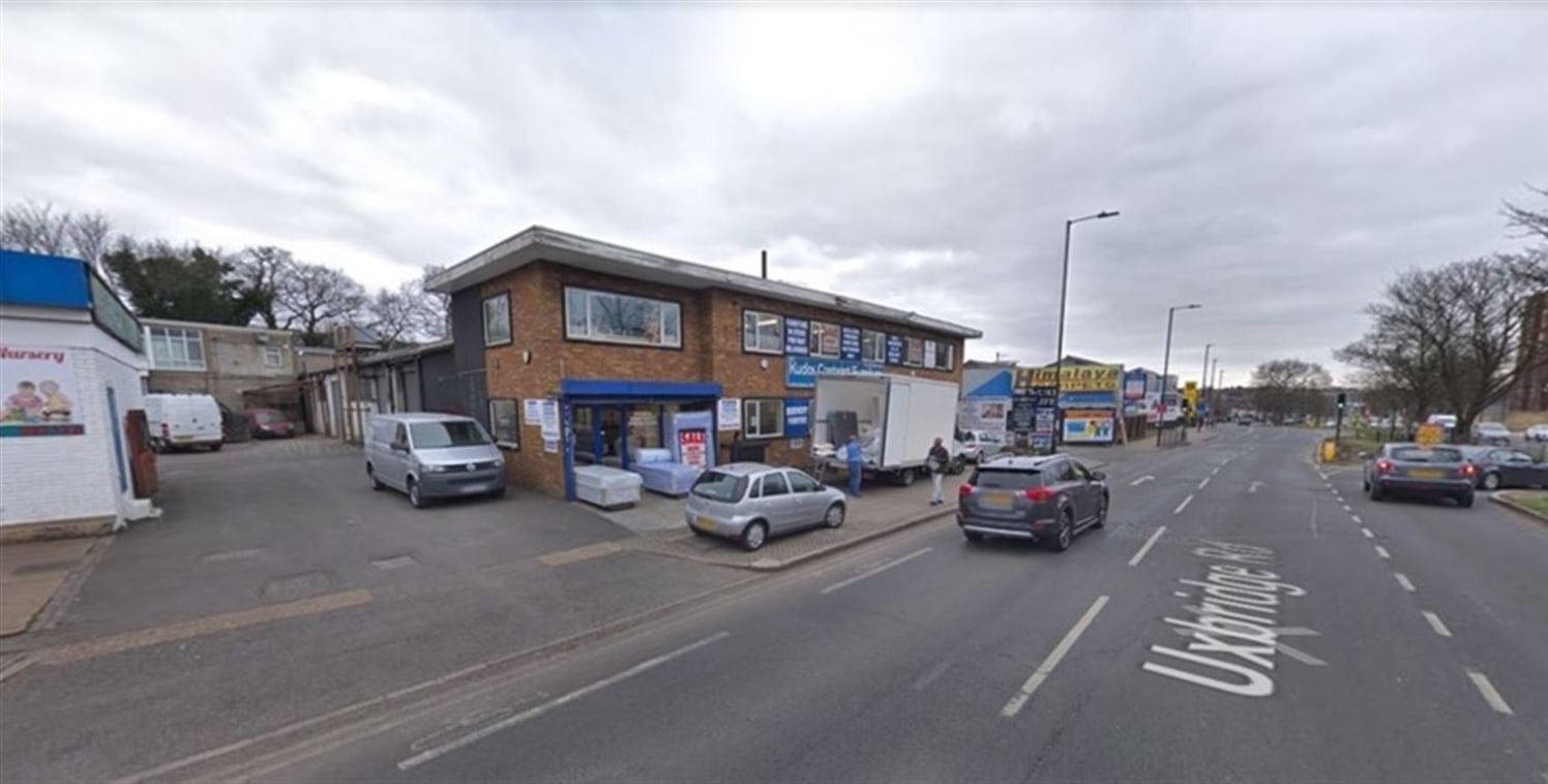 Unit available to let in West London 

 Unit benefits from B2, and B8 use 

 12 minute drive to Ealing Broadway

 Electrically loaded doors

 3 phase power 

 Based on a busy Road

 Suitable for various businesses (STP) 

 Good transport links

 Up t...