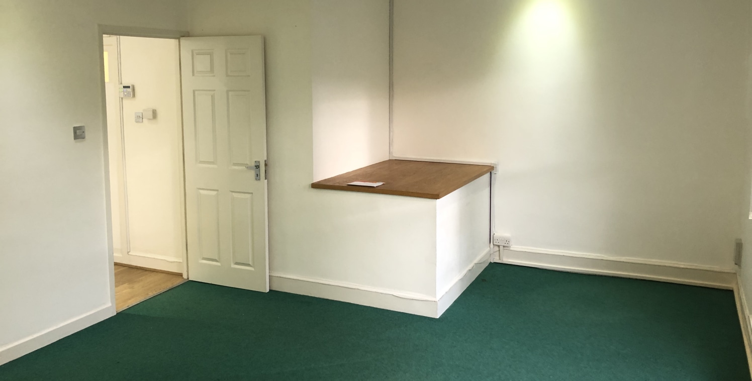 First floor office fronting onto London Road. In close proximity to shops, restaurants and other high street facilities

All the offices are fully carpeted with painted plastered walls with red feature wall and blinds on the windows. 

There are comm...