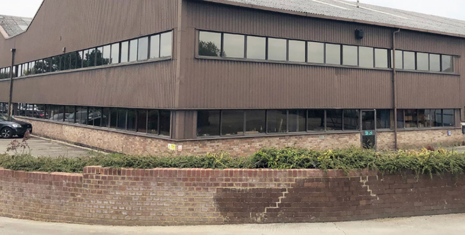 <p class="p1">A popular business location in south Oxfordshire.</p><ul>

<li>6.3m eaves height </li>

<li>2 secure yards</li>

<li>6 electric loading doors</li>

<li>500 KVA with potential deliver significantly more</li>

<li>Fitted offices</li>

<li...