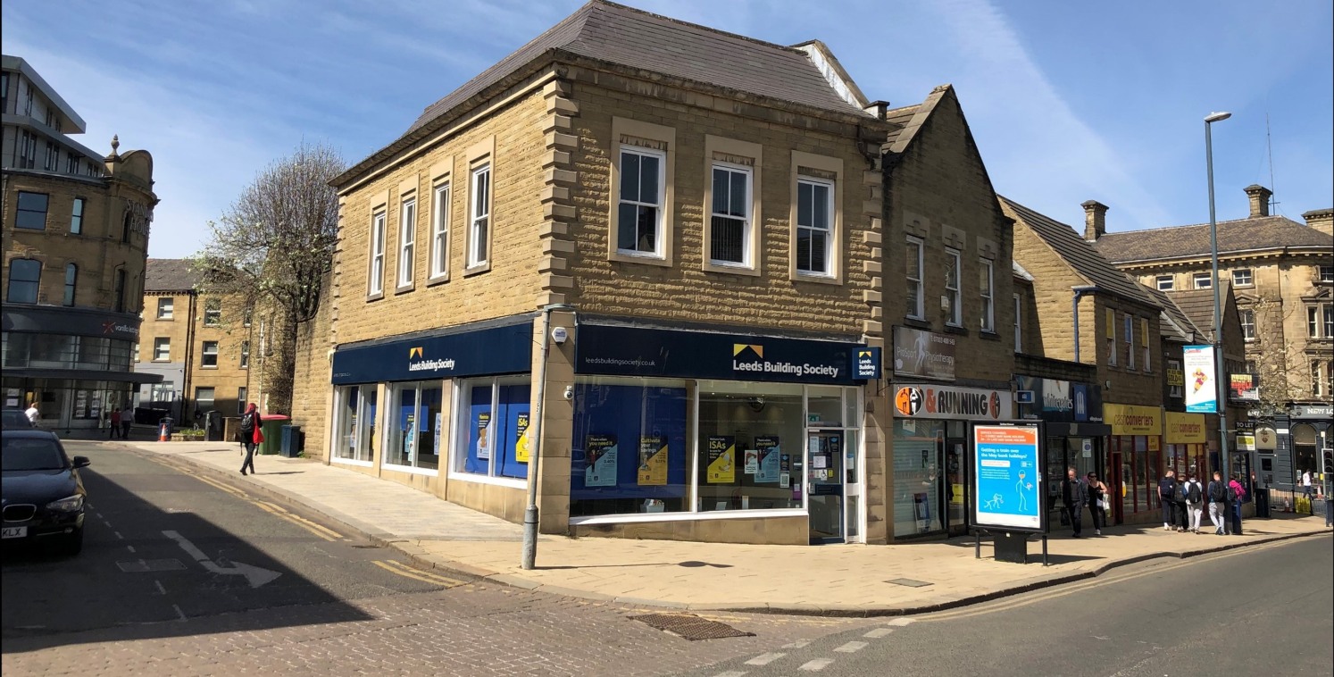 TO LET - SELF-CONTAINED OFFICE ACCOMMODATION - FIRST FLOOR - CLOSE TO RAILWAY STATION AND SHOPPING AREAS - 1 CAR PARKING SPACE TO THE REAR

Location

The property is situated in the heart of Huddersfield Town Centre at the junction of Market Street a...