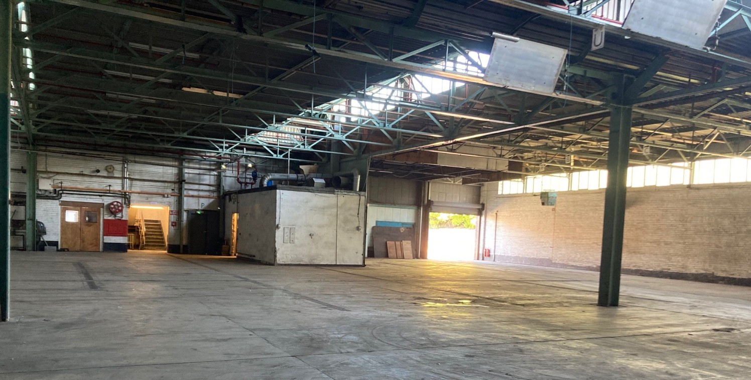 The property comprises a single storey warehouse of steel portal frame construction with brick elevations beneath a pitched roof. 

The property is accessed via a manual roller shutter door and offers open plan storage/ warehouse space with the benef...