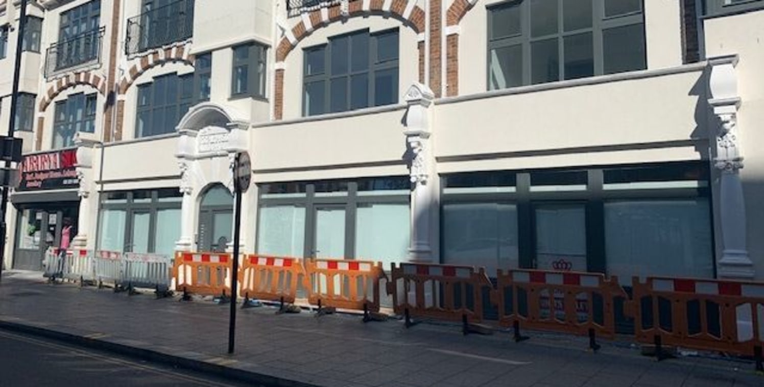 Available immediately<br><br>Crown Lets 4u Estate Agents are proud to present newly built unit/shop in the heart of Croydon Town Centre, on the main London Road....