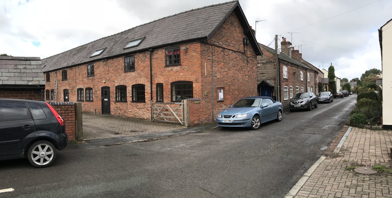 A high quality first floor office finished to a high standard. The office is ideal for 2 people (max 4) and provides an open plan working environment with plenty of natural light. Modern kitchen with fridge, double glazing, alarm, LED lighting.

Vill...