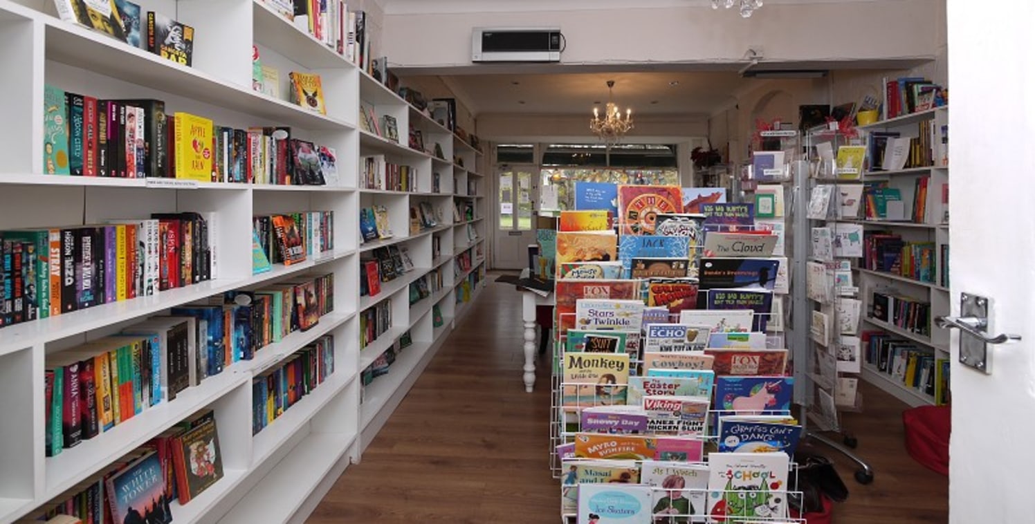 Victor Michael is pleased to present this well maintained book store commercial unit to the market. Comprising of A1 classification, this property has plenty to offer.