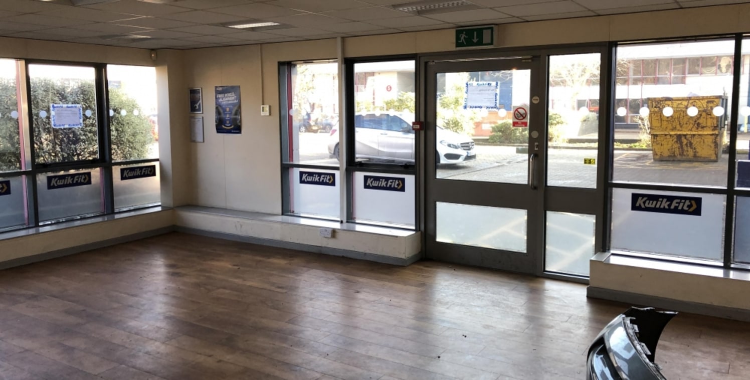 The premises provide a modern, high quality industrial business accommodation in central Guildford, with a good eaves height comprising 6810 sq.ft (632....