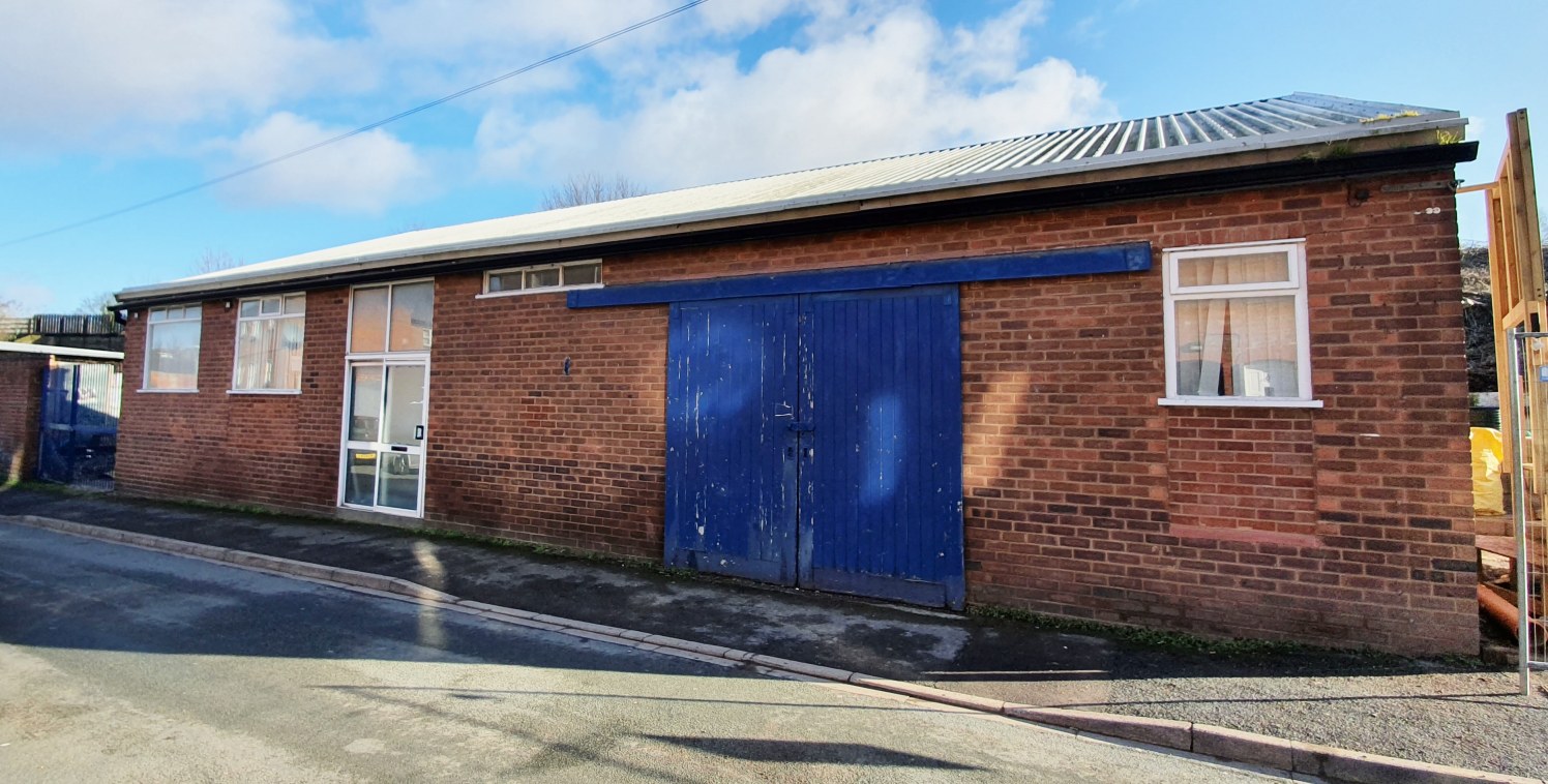 This detached, single-storey commercial building of traditional

brick construction extends in total to approximately 2,042 sqft

(189.67 sqm) incorporating a large open plan general office,

two cellular offices, workshop/store room with double load...