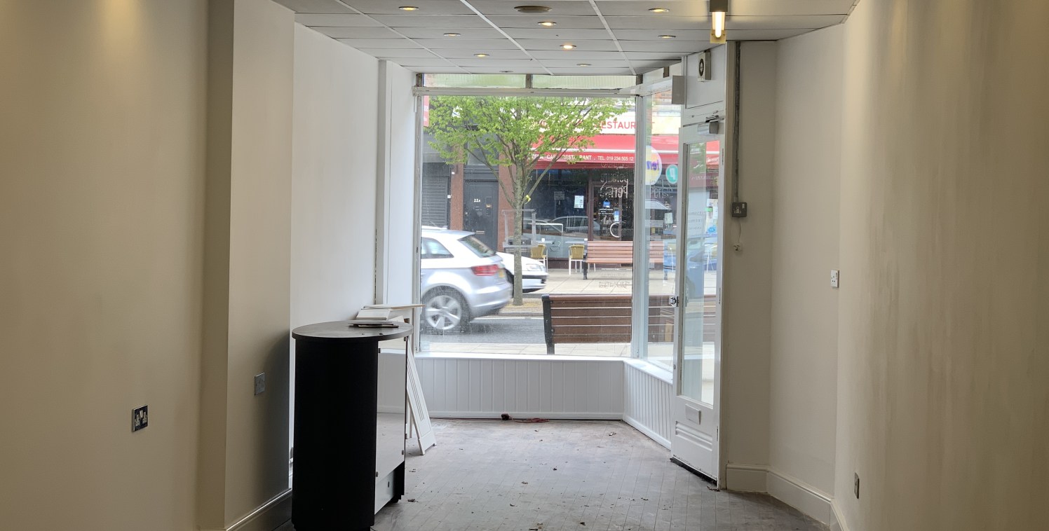 A well positioned half shop occupying a prominent location in Northwood Hills close to the Pinner Road roundabout junction. The shop provides approximately 462 sq ft and is arranged as an open plan space, with 2 ancillary rooms and a wc. There is sha...