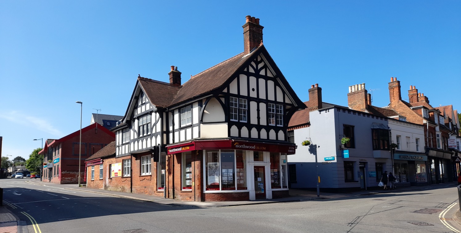 PROMINENT FIRST FLOOR PREMISES

The space is divided into a range of well proportioned offices/meeting rooms.

Suitable for a variety of uses.