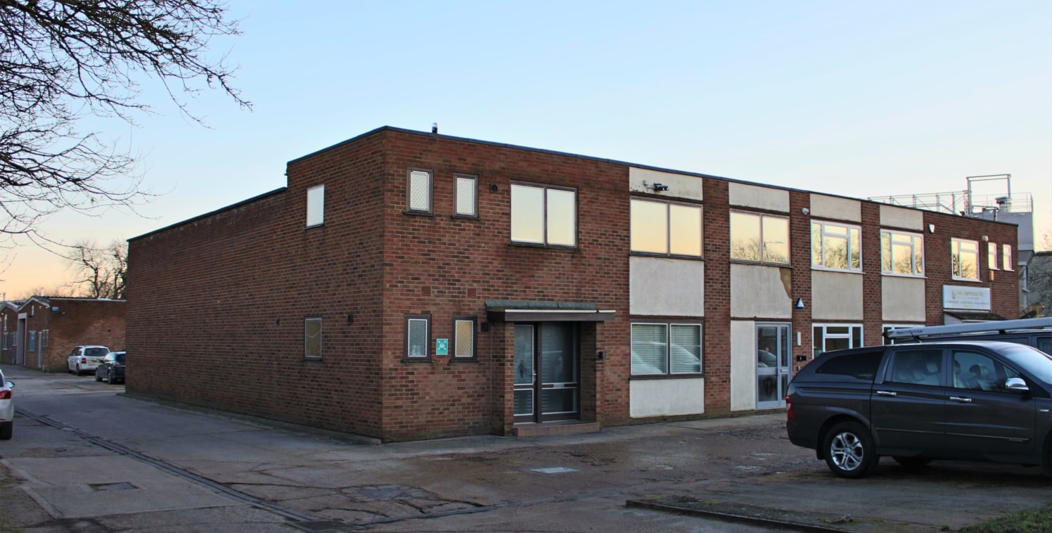 E2 Telford Road, Bicester comprises an end terrace light industrial unit. Internally the unit has been refurbished to a high standard and is offered with a mixture of open plan warehouse space and offices. Both main entrances to the property have the...