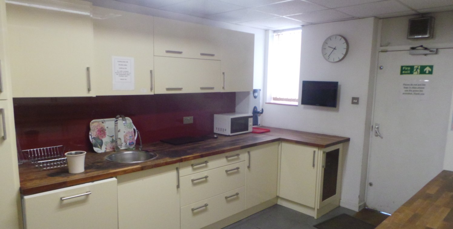 This ground floor office accommodation totalling 975 sq. ft comprises a reception/office area, a further two office areas and kitchen. The offices are generally finished to a good standard with suspended ceiling, Category II lighting and data cable p...