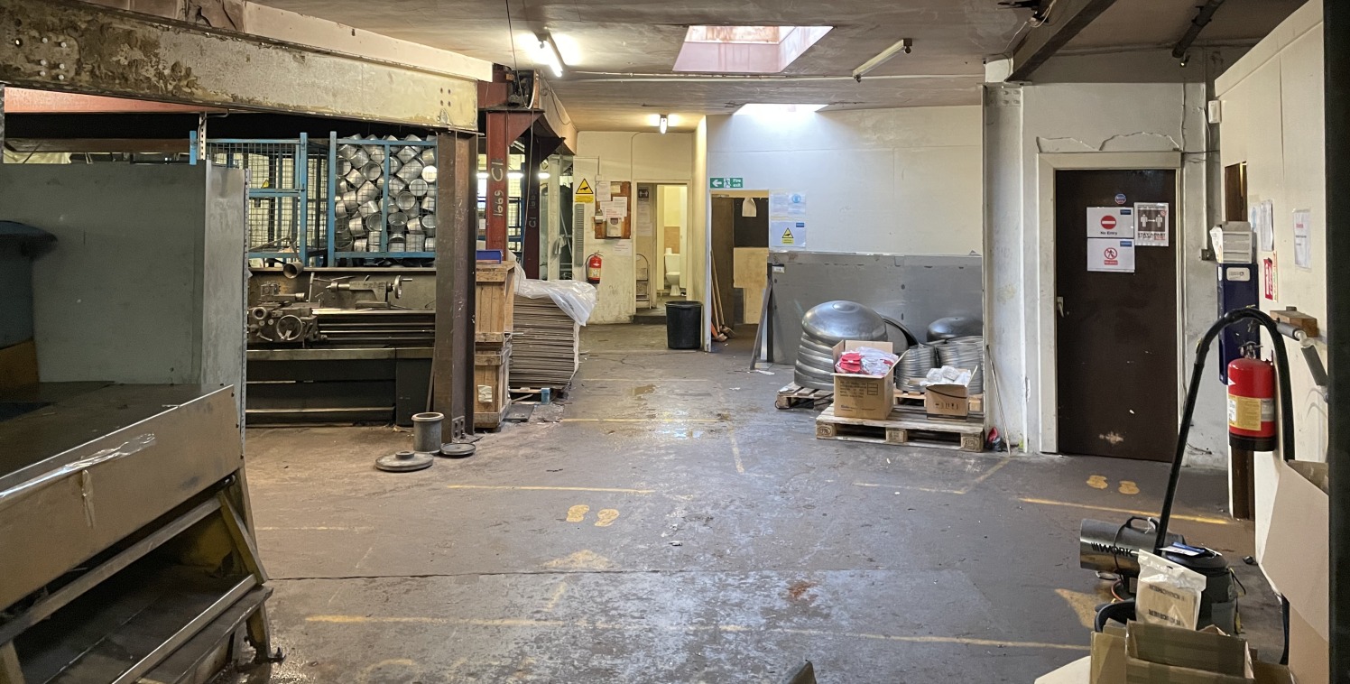 The property comprises a single storey triple bay former engineering workshop unit together with administrative offices and further workshop situated to the front. The workshop benefits from;

 Solid concrete floor:

 Fluorescent strip lighting:

 Mi...