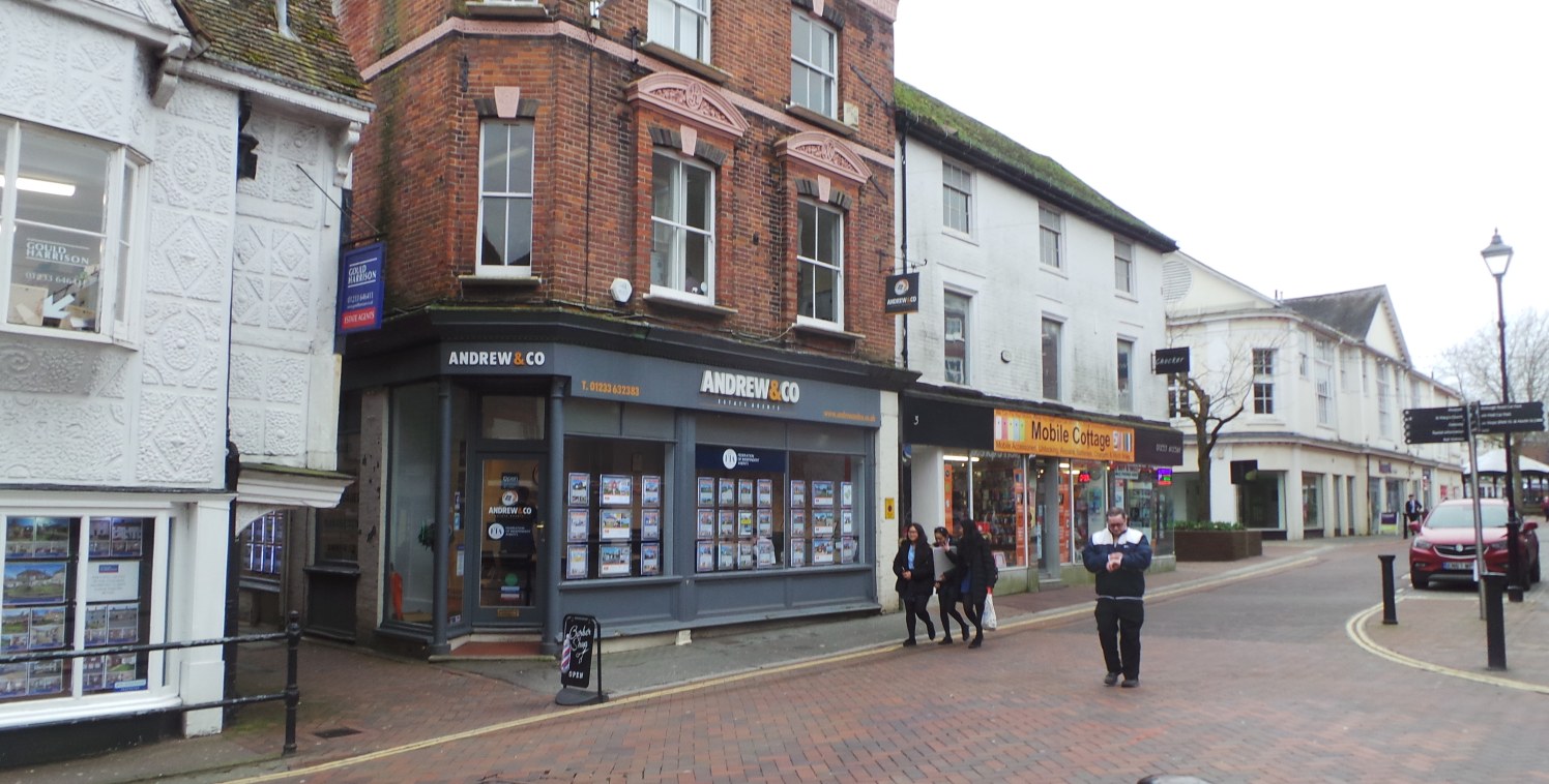 This centrally located ground floor retail unit provides approximately 438 sq ft of accommodation with access to basement storage providing a further 372 sq ft, with WC and kitchen facilities. It has a prominent aspect onto the High Street/North Stre...