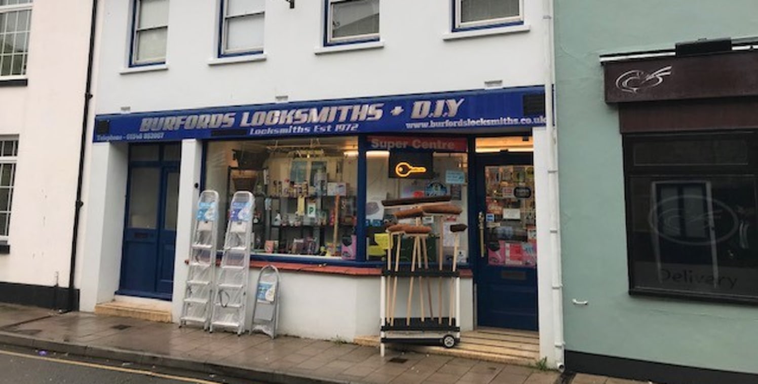 A centrally located ground floor lock up shop premises just off Fore Street in Kingsbridge. Within close proximity of many highly regarded restaurants the unit comprises a ground floor retain sales area with an office, kitchen & WC.