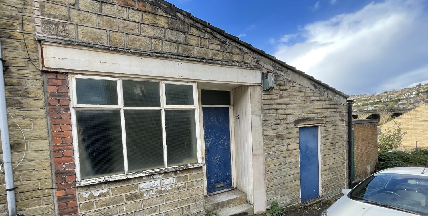 The property briefly comprises a single storey workshop of a combination of stone and brick construction under a single pitched concrete tiled roof.

The property benefits from a solid concrete floor with a ceramic tile floor covering, paint and plas...