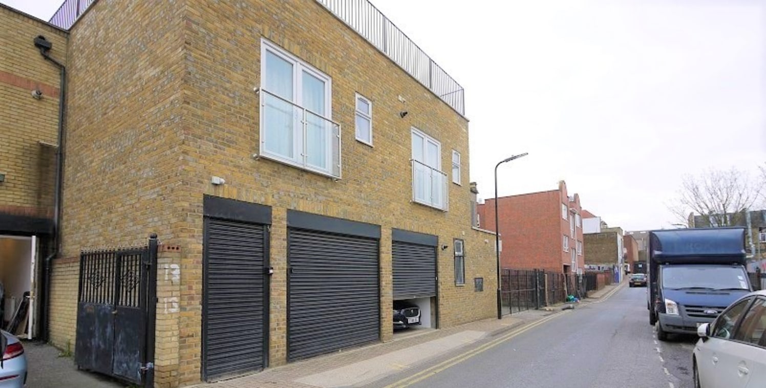 D2 License, which could suit a specialist gym/personal training studio, office, design studio, craft workshop. Located moments away from Dalston Kingsland Station.