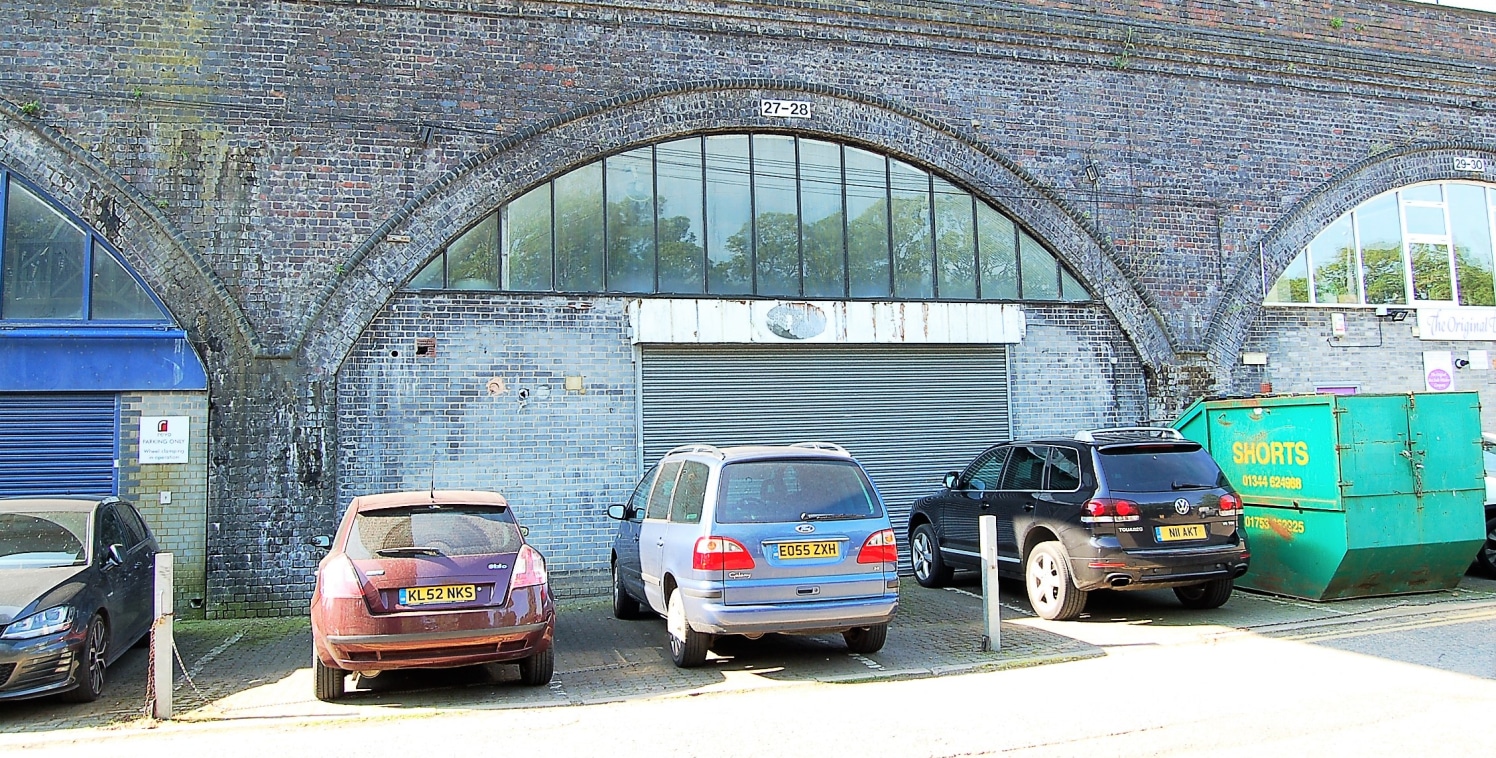 Town Centre. Glazed Frontage. Natural Light.