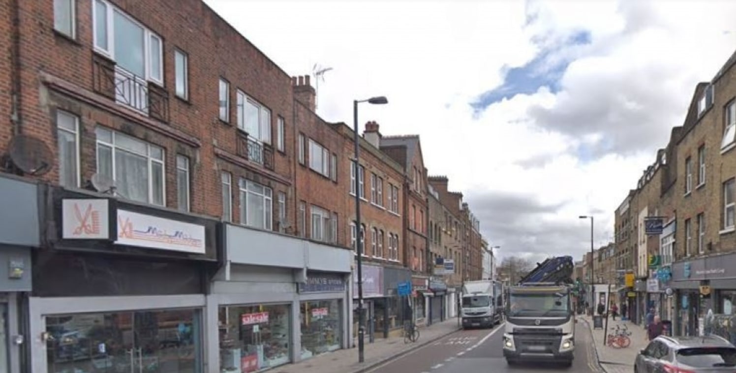 A1 use high street shop/commercial unit situated amongst a busy parade of shops on Essex Road with good footfall and transport links into central London. Essex Road has become a popular and trendy location in recent years and is close to Upper Street...