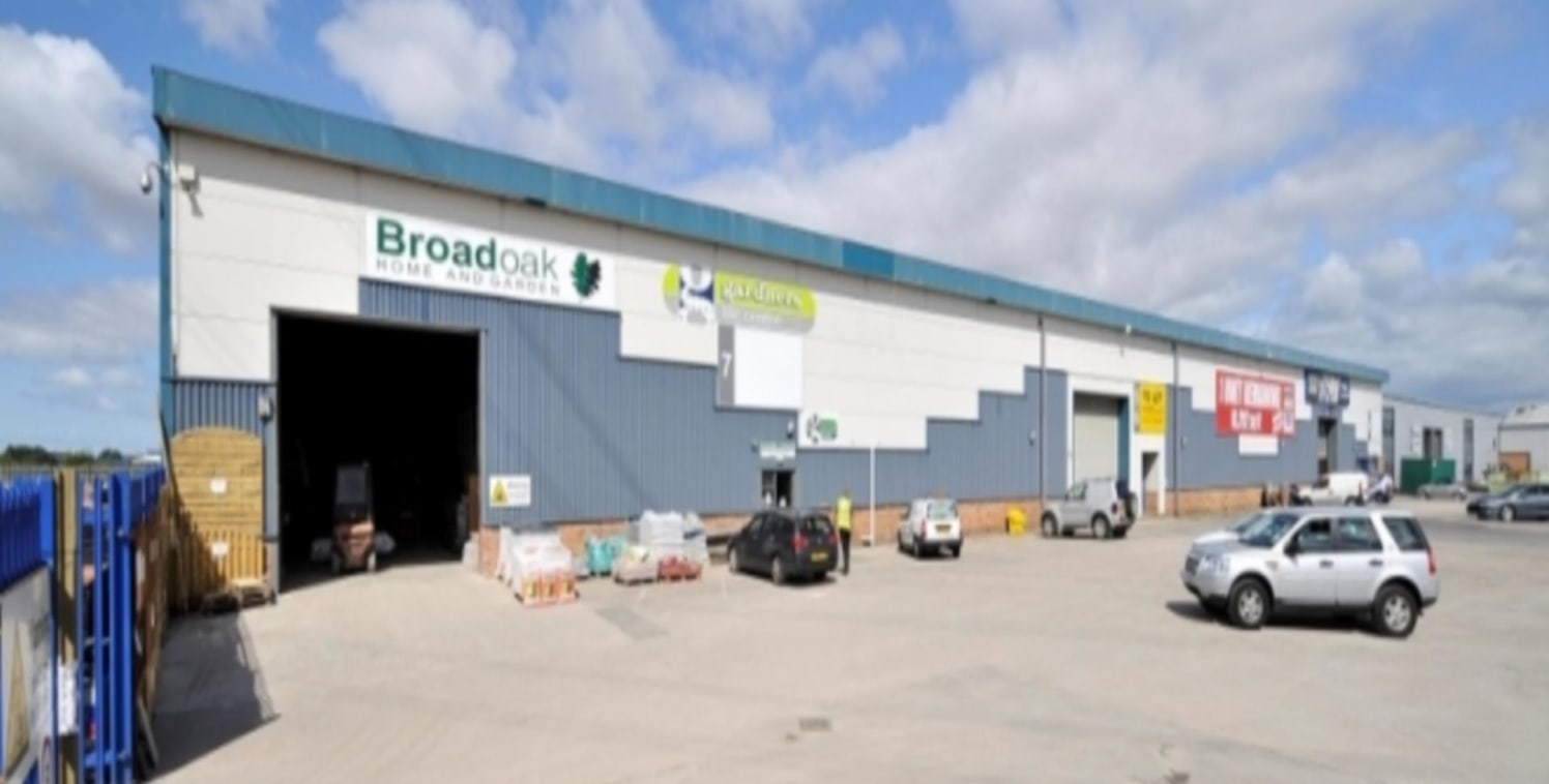 The block of 6 units have recently undergone an extensive refurbishment programme and benefit from roller shutter loading doors and extensive forecourt / circulation space. The estate offers a secure working environment with perimeter fencing and mon...