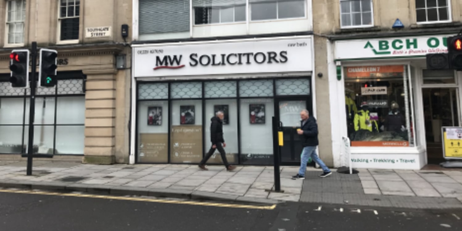 Retail unit to let.

Ground Floor Sales Space - 73.24 Sq m (788 Sq ft)

The property is located in a prominent and highly visable position at the end of Southgate Street. The ground floor comprises 'E' Use accommodation and benefits from a glazed fro...