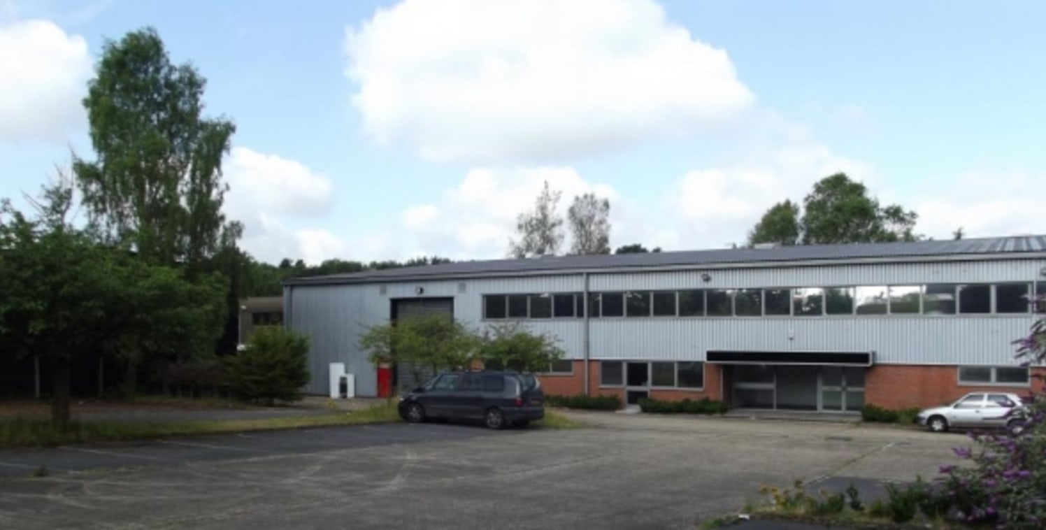 Detached industrial/warehouse unit with offices and exclusive yard