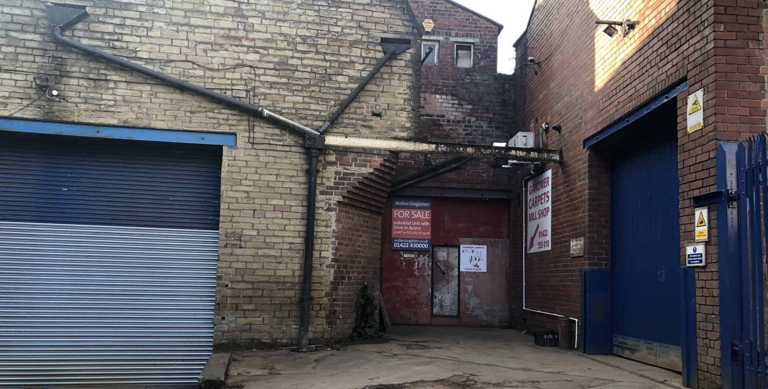 FOR SALE BY AUCTION please visit Walkersingleton.co.uk

The property briefly comprises a single storey stone built north light mill forming part of the Lee Bridge Industrial Estate on the outskirts of Halifax Town Centre.

Internally the unit benefit...