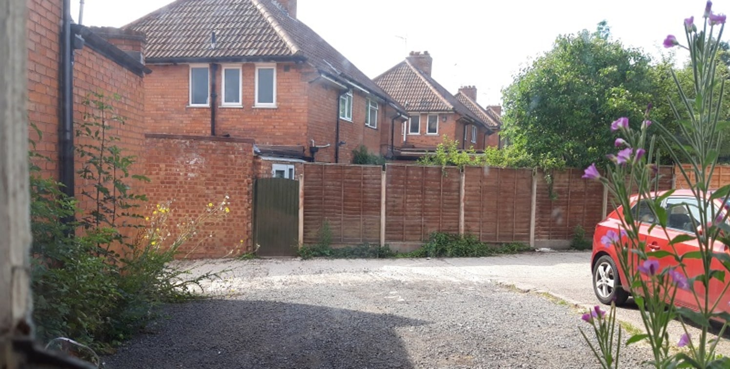 636 sq ft ground floor retail unit. The property is situated in a prominent position fronting New Road, Rubery, immediately adjacent to Rubery's main post office. The property comes with 2 car parking spaces