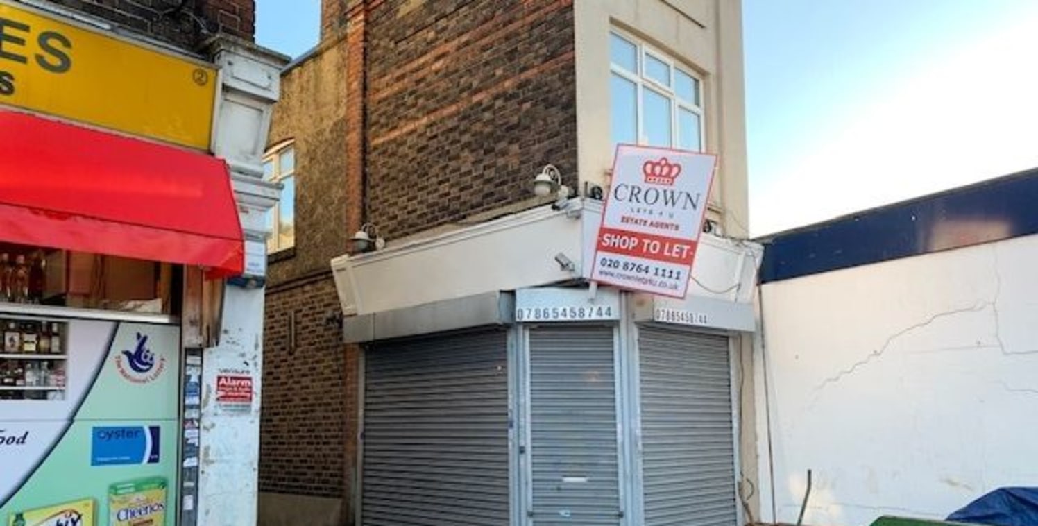 Available immediately<br><br>Crown Lets 4u Estate Agents are proud to present this newly refurbished retail shop with parking space for one car and has no premium and no business rates to pay....