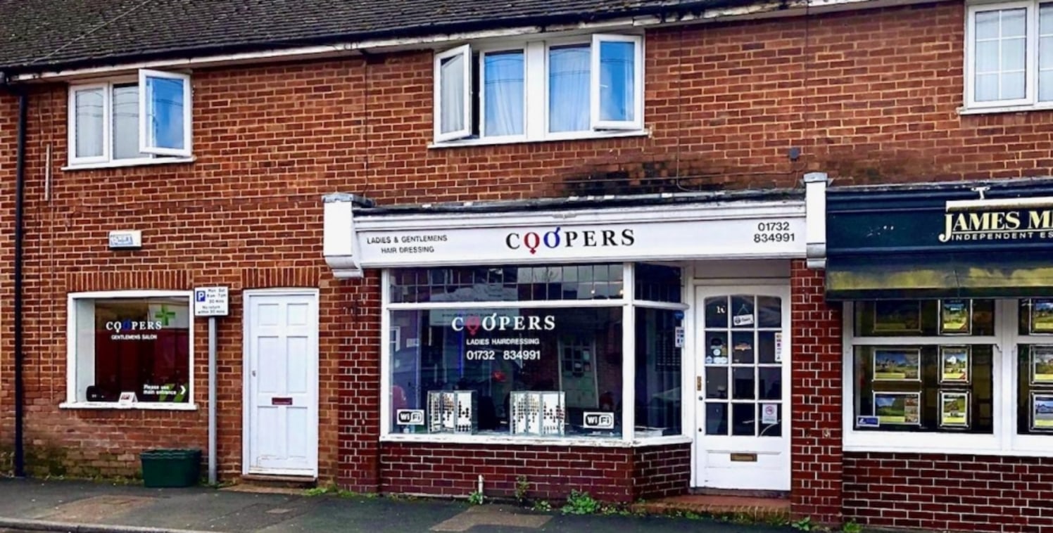 This attractive unit offers a potential tenant an opportunity to create a coffee & tea room / cafe within the heart of this popular community. The local planning authority has recently confirmed that the use can be changed to that of a coffee/ tea ro...