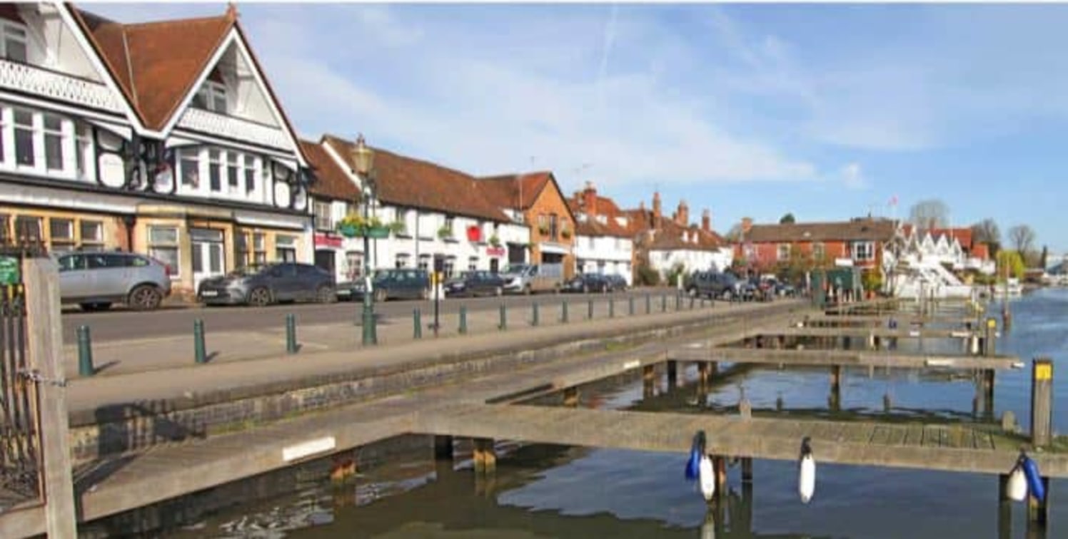 The property occupies a superb riverside location close to the finish line of the Henley Regatta rowing course and Henley Bridge. A traditional two storey building dating from the 17th century, the property has in recent years been the location of Th...